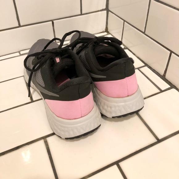 Women’s 6.5 Nike Tennis Shoes Black & Pink - Picture 5 of 5